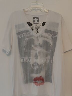 SECOND+SUNDAY Men's Graphic V-Neck Tee with Lip Print, 2 Layers. Size XL